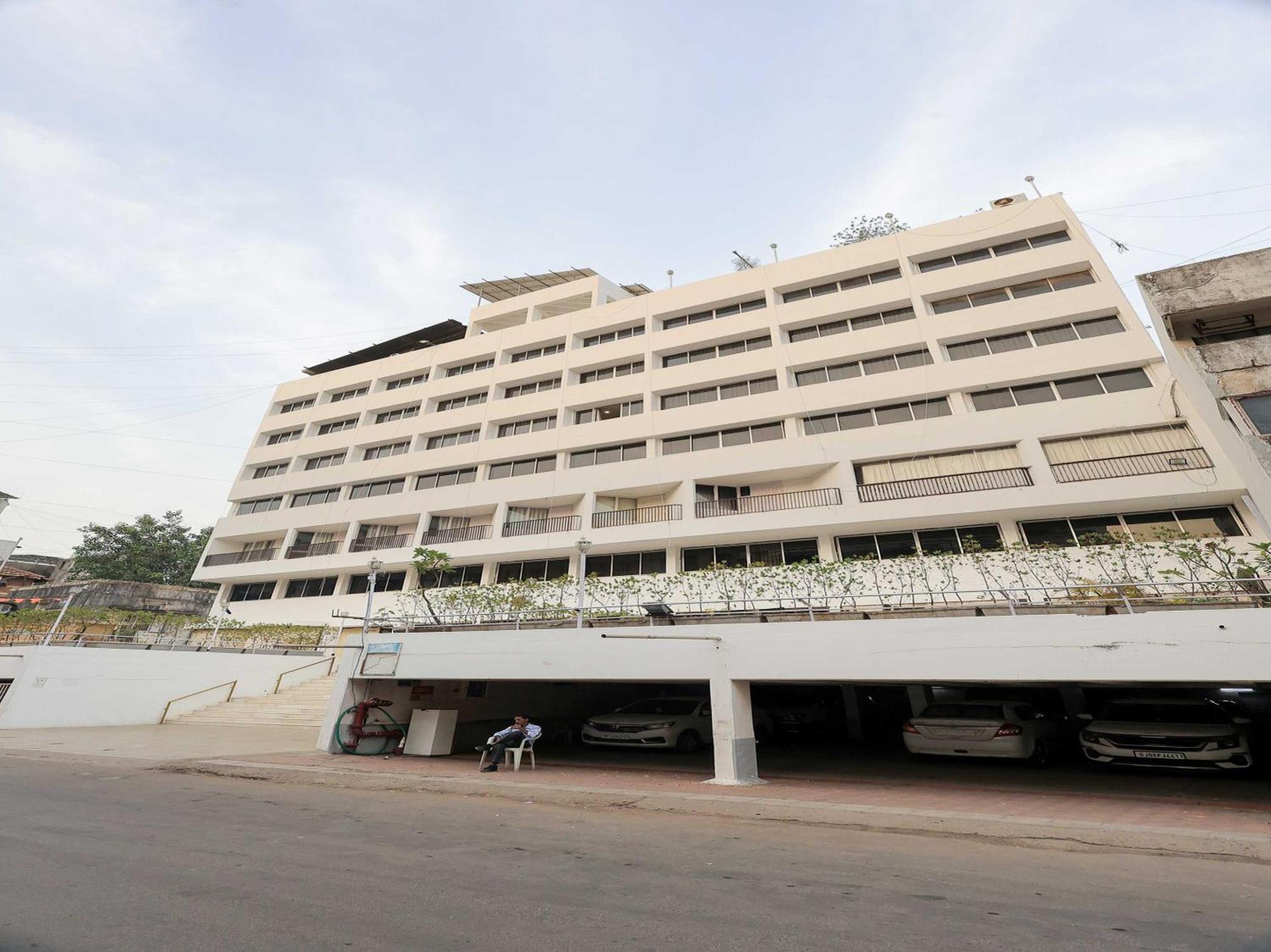 Palette Hotel Surya Вадодара Экстерьер фото