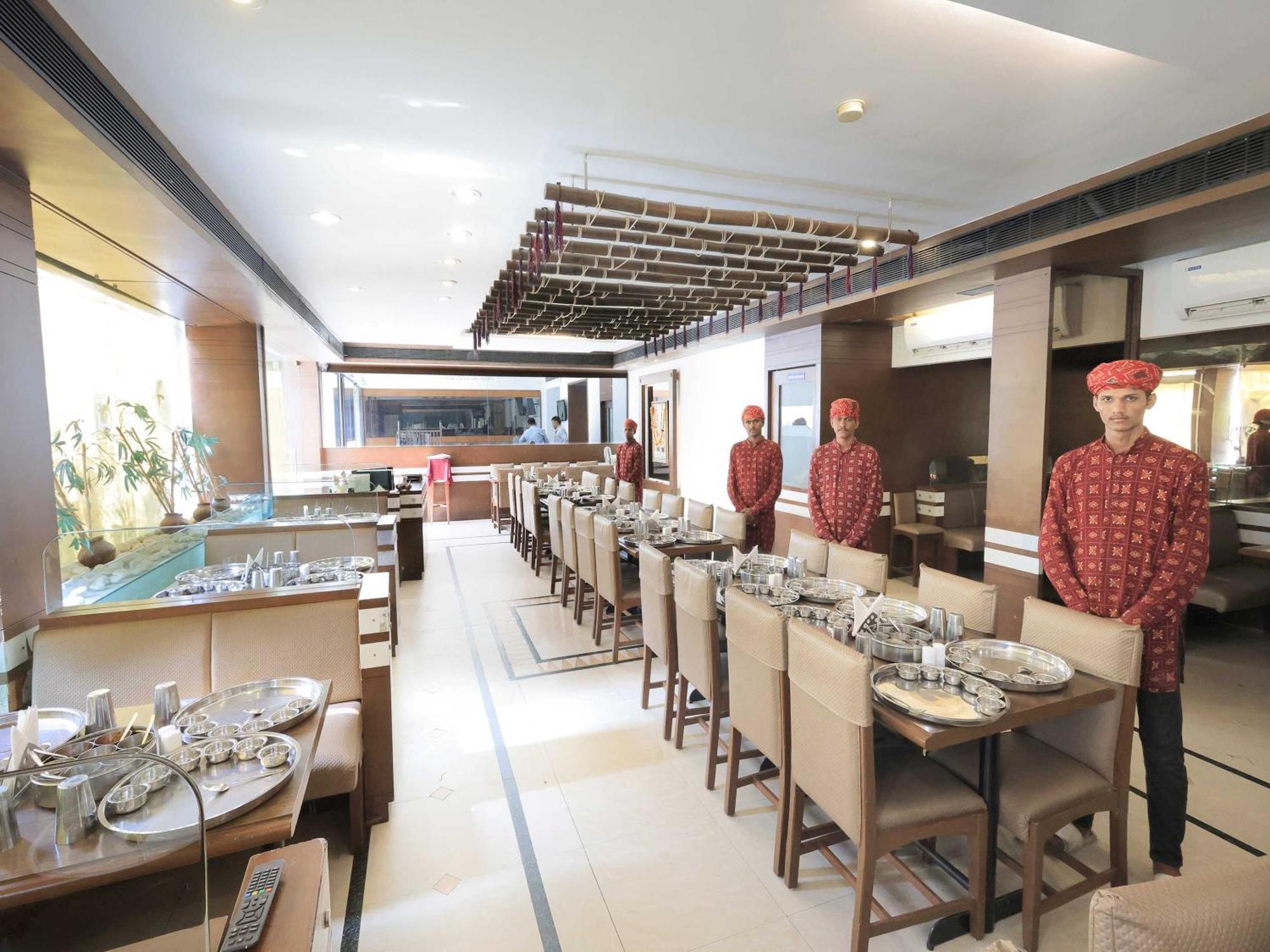 Palette Hotel Surya Вадодара Экстерьер фото