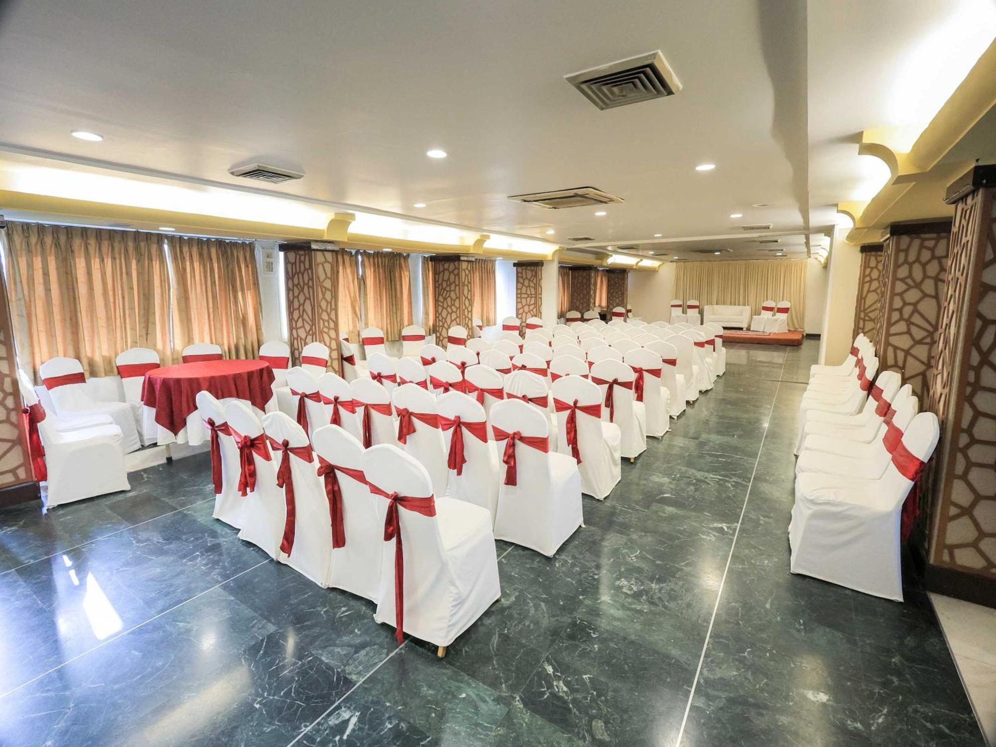 Palette Hotel Surya Вадодара Экстерьер фото