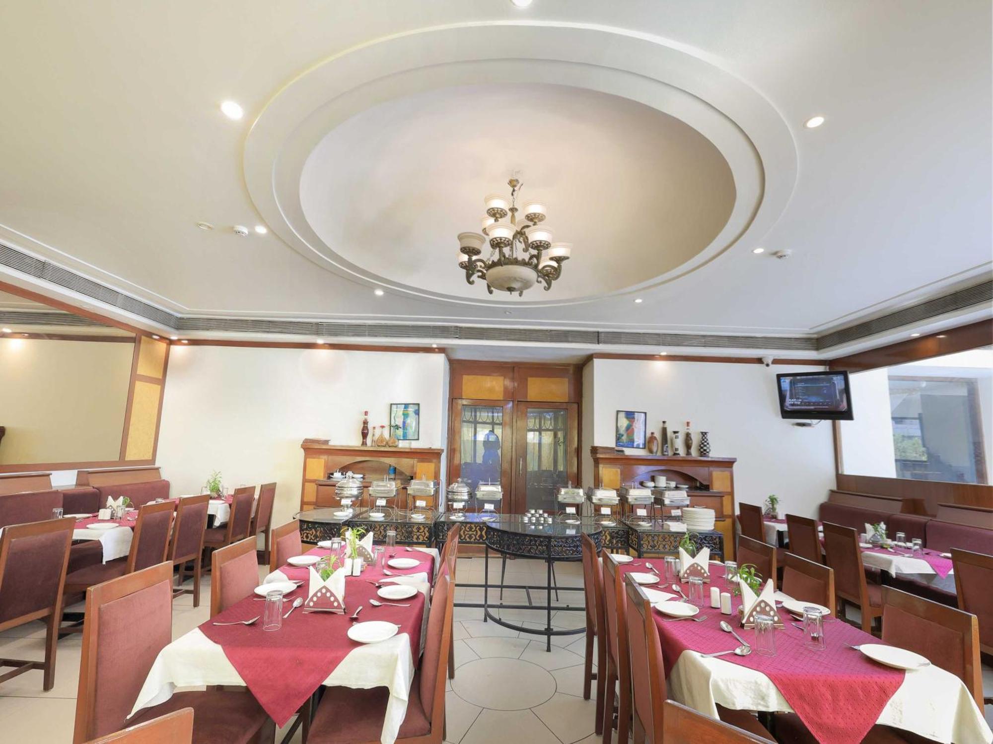 Palette Hotel Surya Вадодара Экстерьер фото
