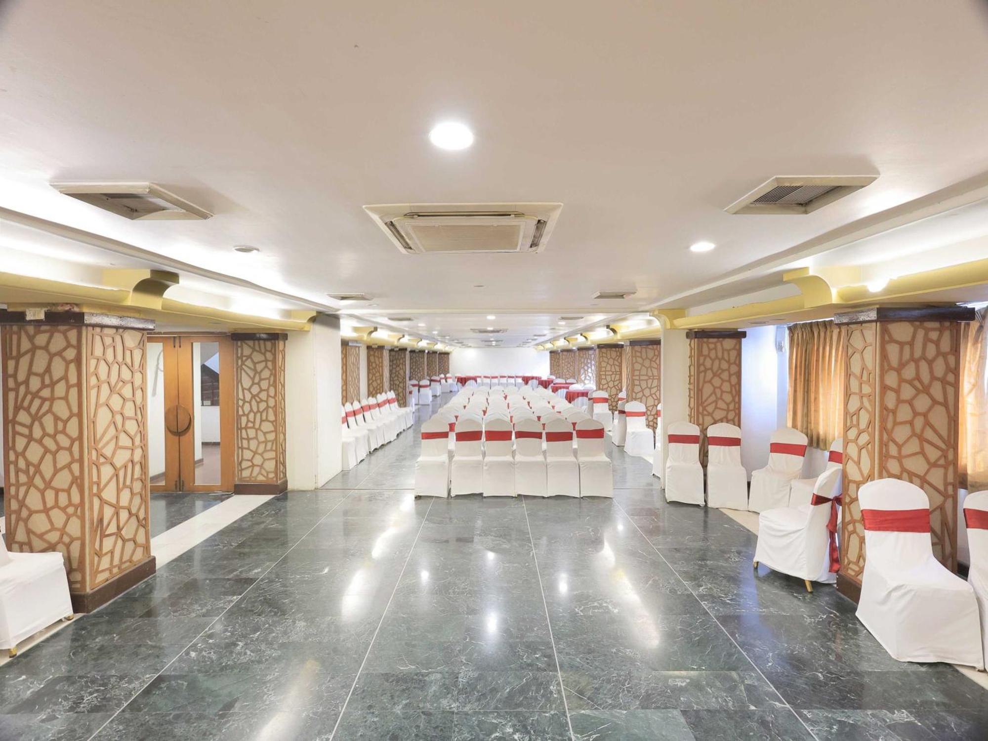 Palette Hotel Surya Вадодара Экстерьер фото