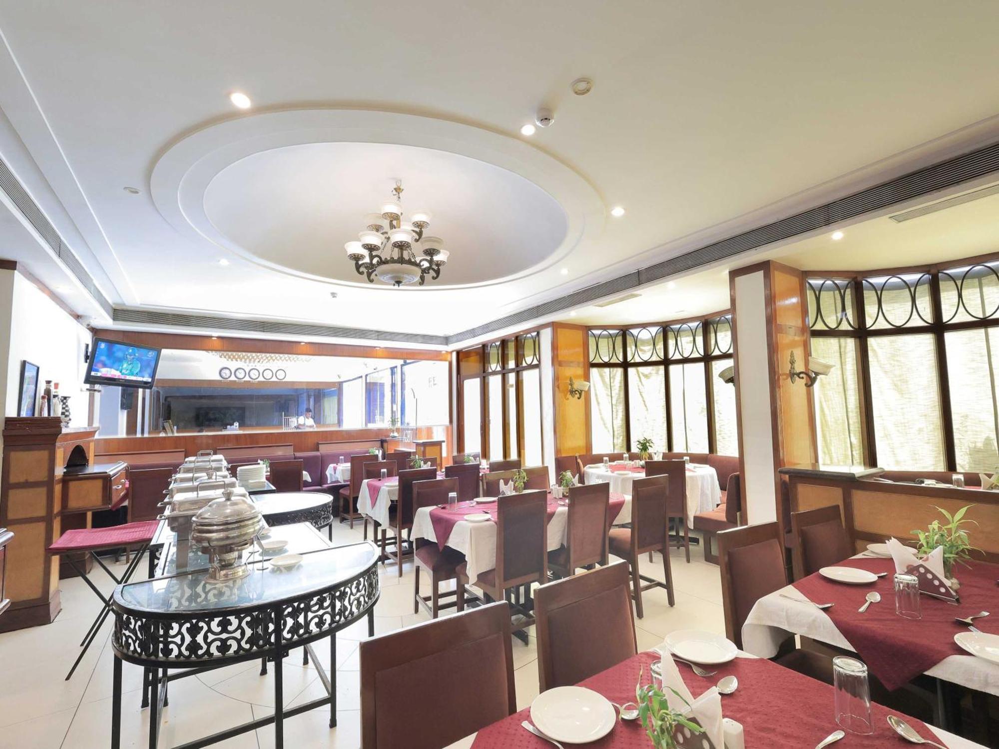 Palette Hotel Surya Вадодара Экстерьер фото