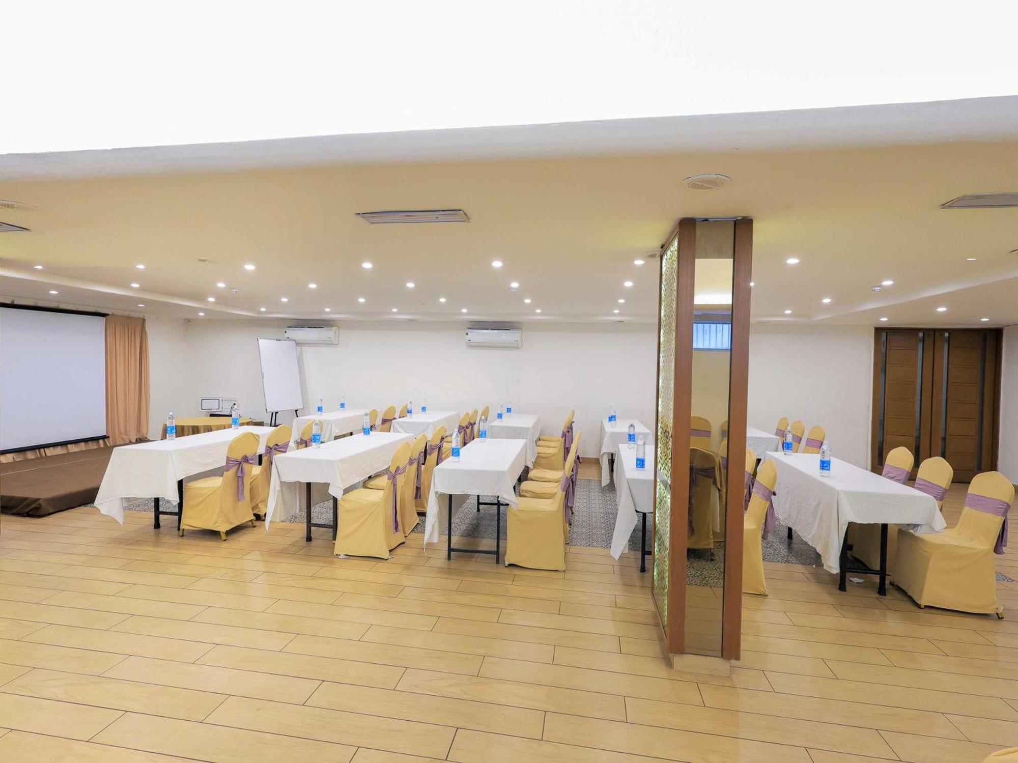 Palette Hotel Surya Вадодара Экстерьер фото