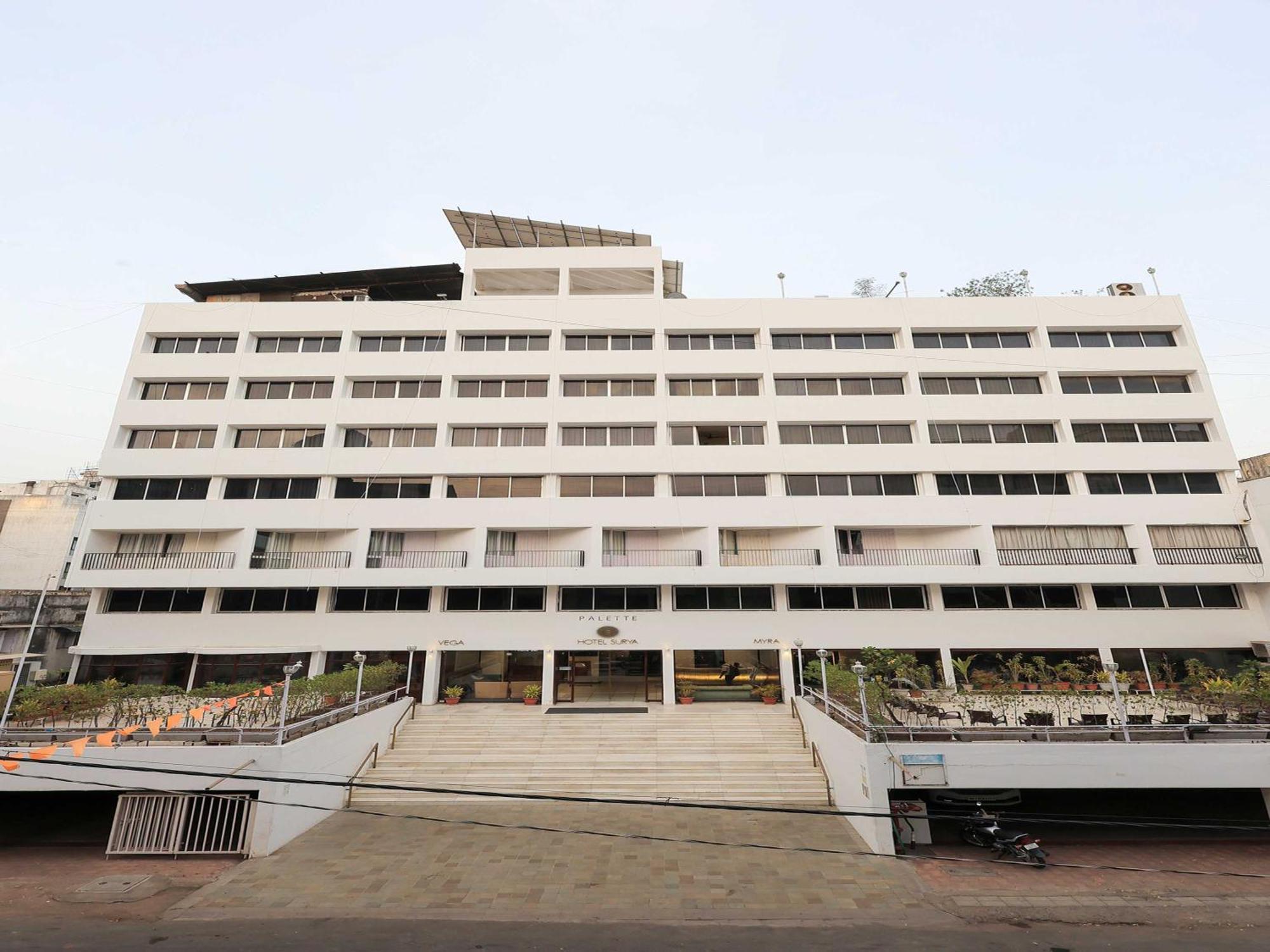 Palette Hotel Surya Вадодара Экстерьер фото
