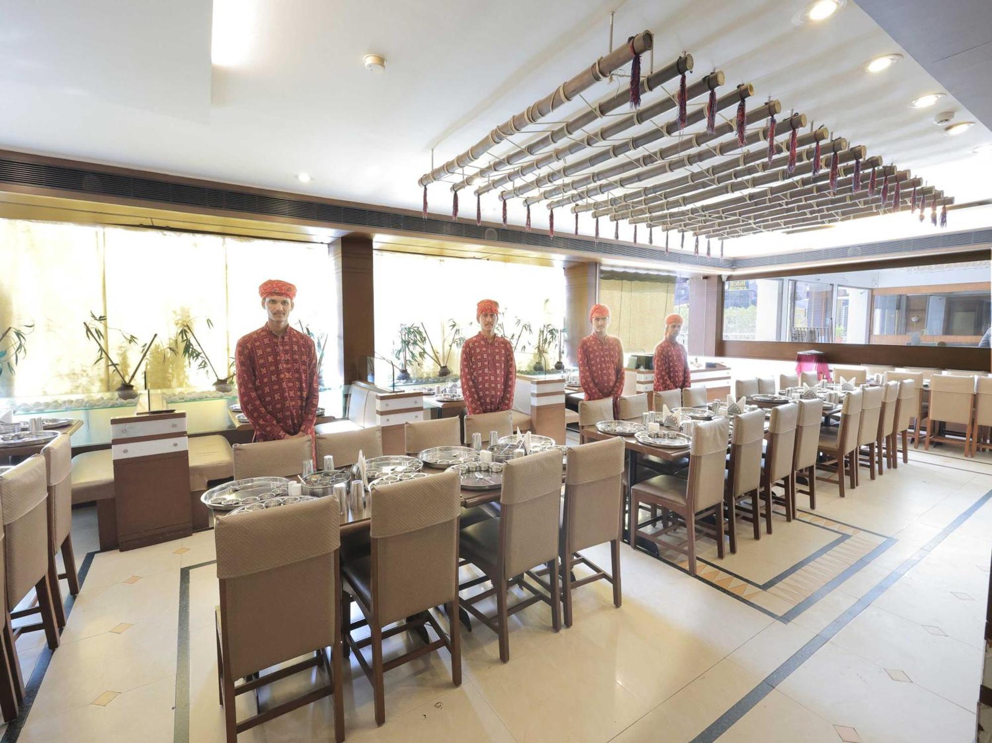 Palette Hotel Surya Вадодара Экстерьер фото