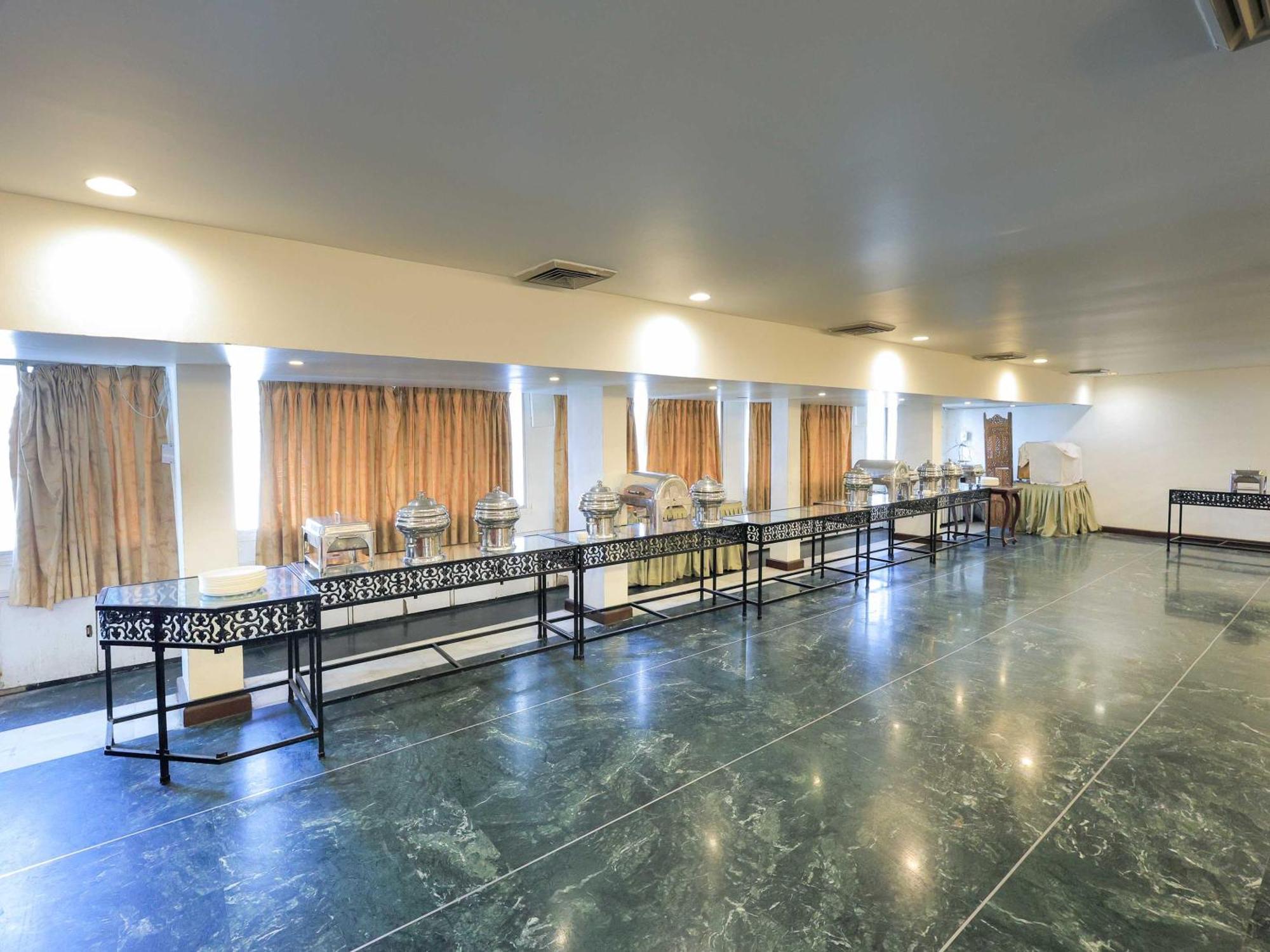 Palette Hotel Surya Вадодара Экстерьер фото