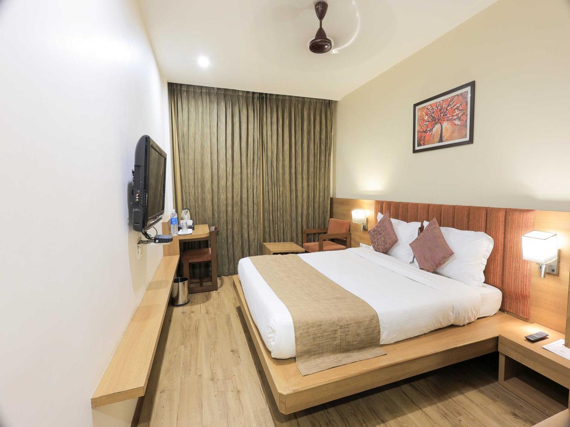 Palette Hotel Surya Вадодара Экстерьер фото