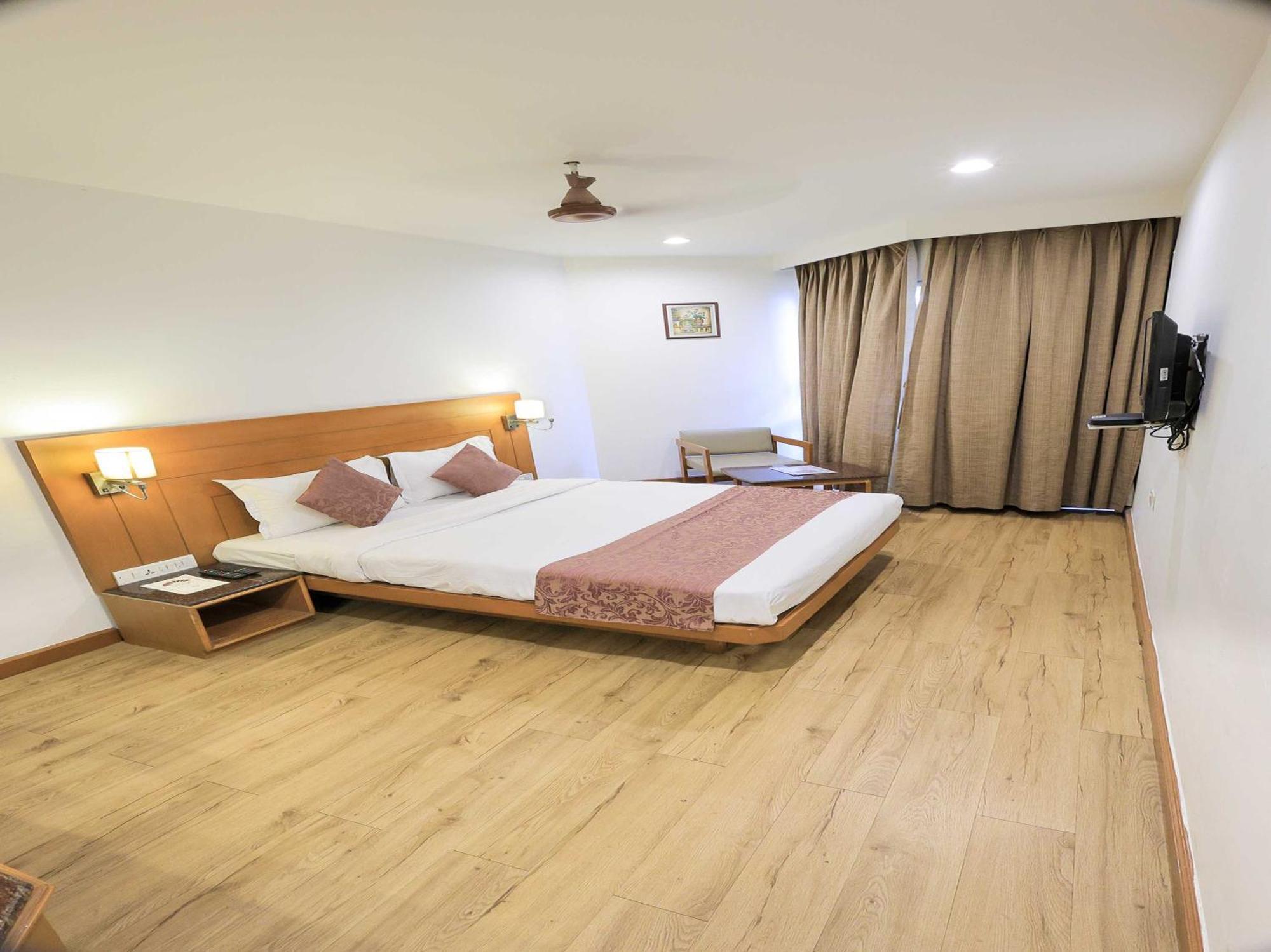 Palette Hotel Surya Вадодара Экстерьер фото