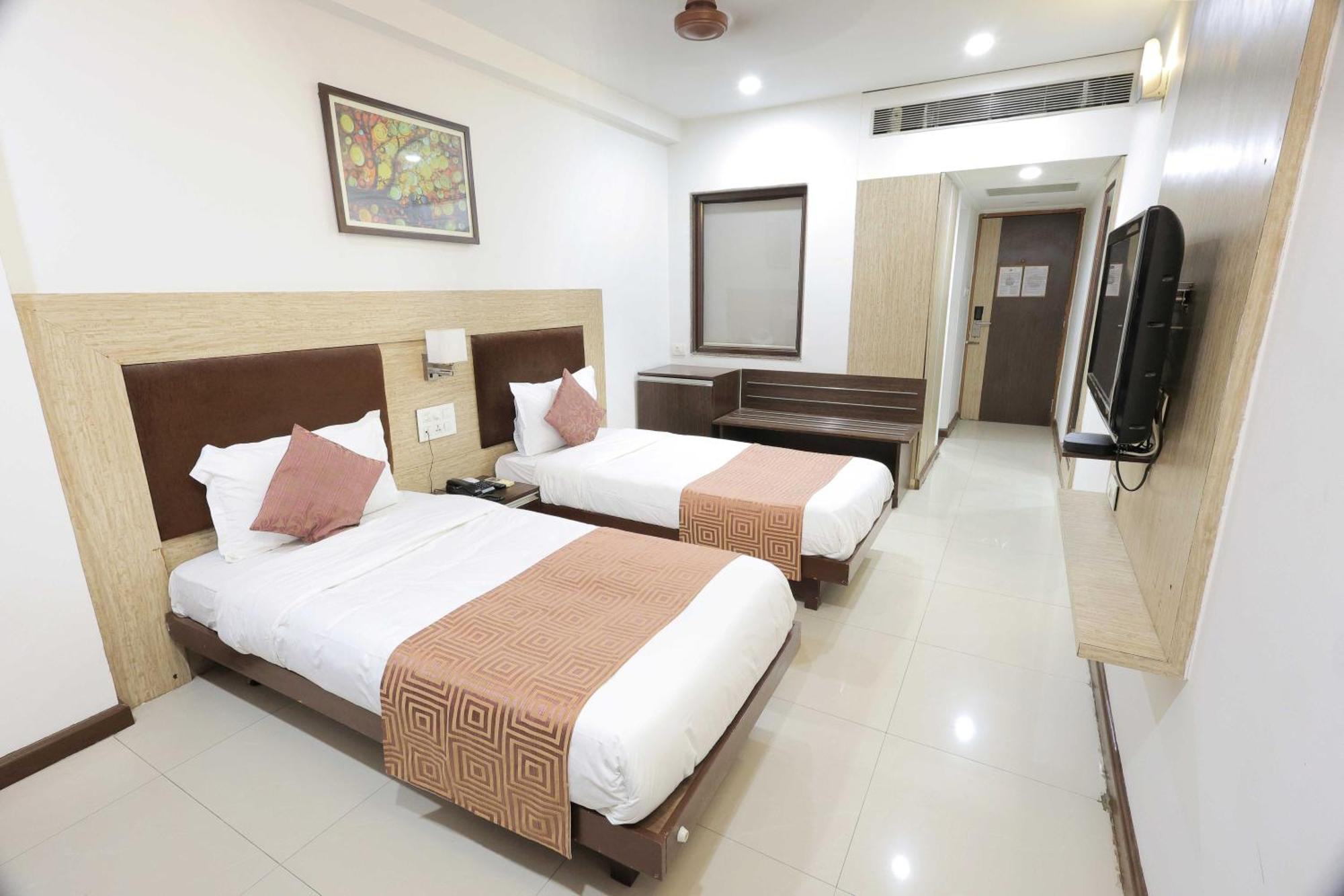 Palette Hotel Surya Вадодара Экстерьер фото