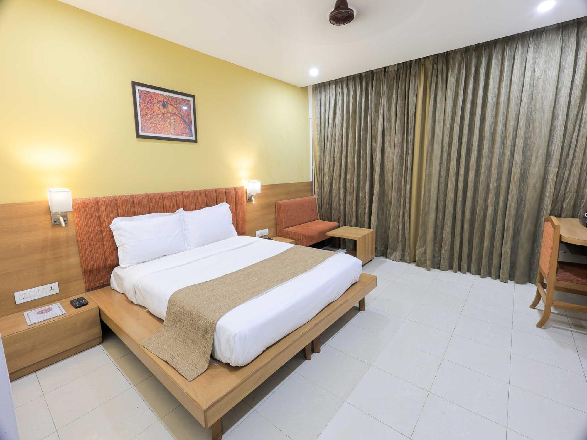 Palette Hotel Surya Вадодара Экстерьер фото