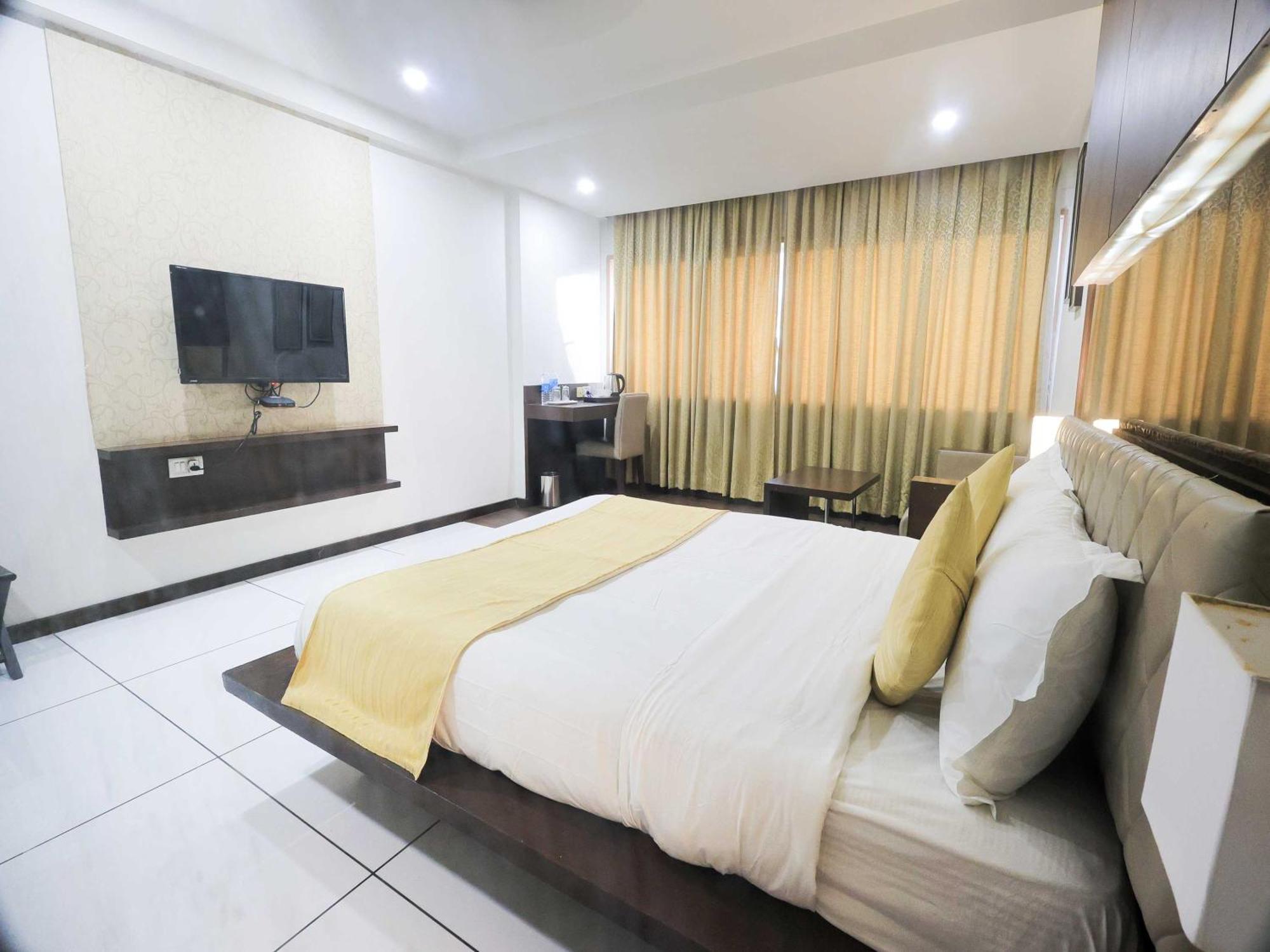 Palette Hotel Surya Вадодара Экстерьер фото