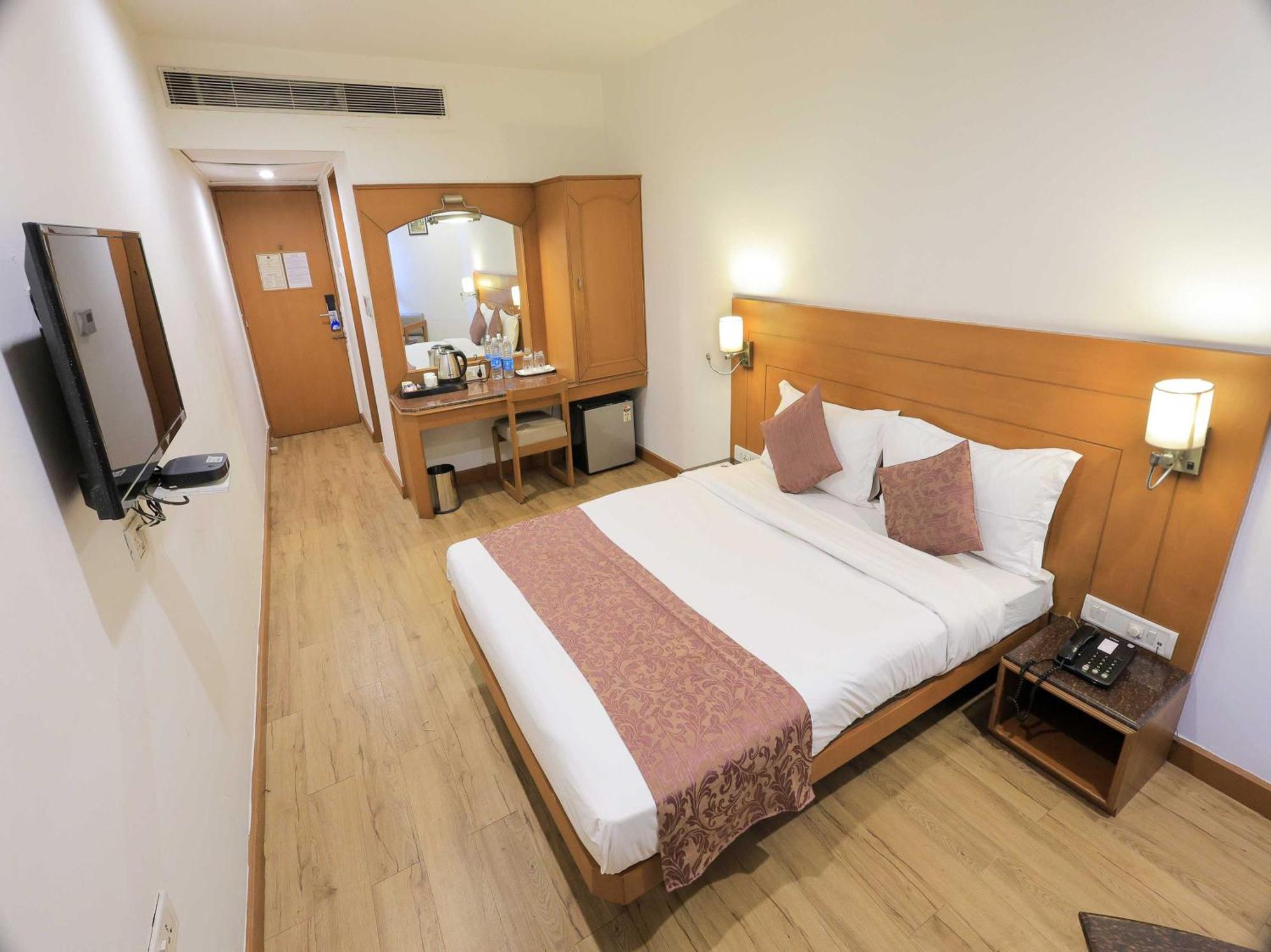 Palette Hotel Surya Вадодара Экстерьер фото