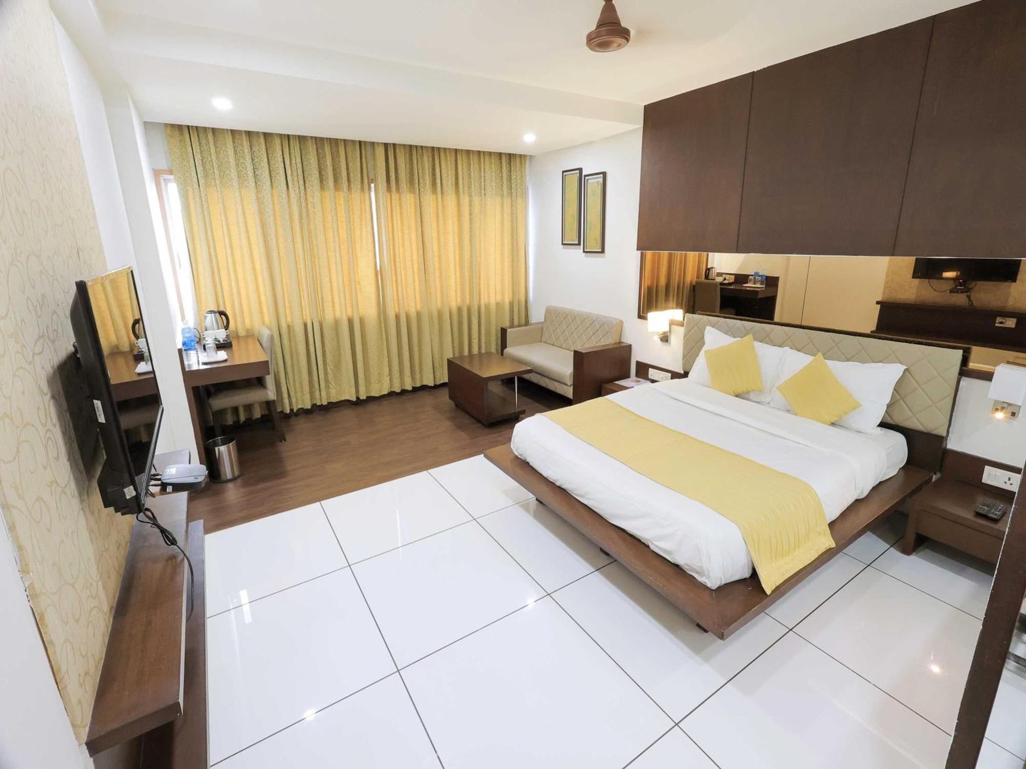 Palette Hotel Surya Вадодара Экстерьер фото