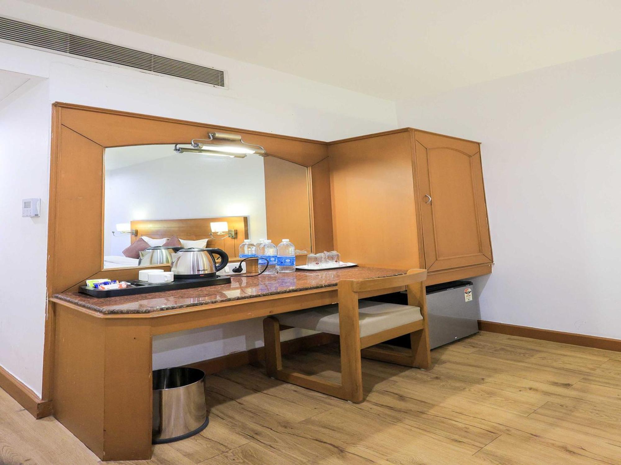 Palette Hotel Surya Вадодара Экстерьер фото